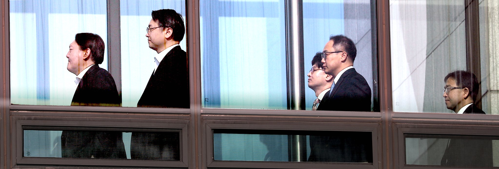 윤석열 검찰총장(왼쪽부터)과 강남일 차장검사, 한동훈 반부패강력부장, 이원석 기획조정부장 등이 10일 오후 점심을 위해 서울 서초구 대검찰청에서 별관으로 이동하고 있다. [연합뉴스]