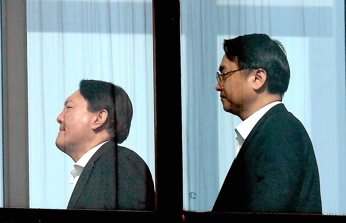 윤석열 검찰총장(왼쪽)과 강남일 차장검사가 10일 오후 점심을 위해 서울 서초구 대검찰청에서 별관으로 이동하고 있다. [연합뉴스]