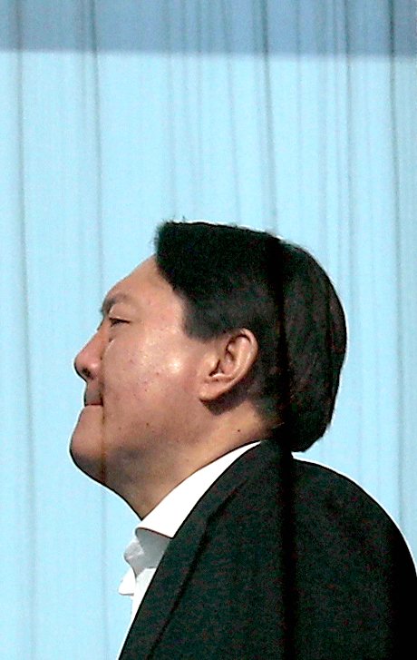 윤석열 검찰총장이 10일 오후 점심 식사를 위해 서울 서초구 대검찰청에서 별관으로 이동하고 있다. [연합뉴스]