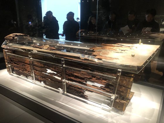 백제 무왕(재위 600~641)과 그의 왕비 무덤으로 추정되는 쌍릉 가운데 대왕릉의 무덤 방 안에서 나온 나무널(목관). 1917년 일제강점기 때 발굴된 지 103년 만인 10일 국립익산박물관 개관을 맞아 처음 공개됐다. 익산=강혜란 기자