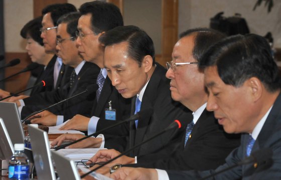 이명박 전 대통령이 2008년 3월 25일 청와대에서 열린 국무회의에서 4.9총선을 역대 가장 공정한 총선으로 치룰 수 있도록 하라고 내각에 지시하고 있다. [중앙포토]