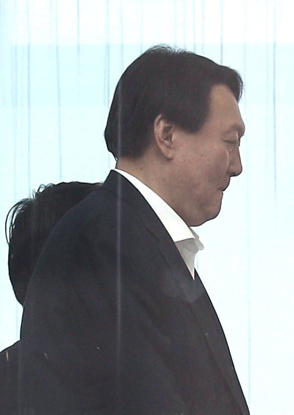 윤석열 검찰총장이 10일 오후 서울 서초구 대검찰청 별관에서 참모진들과 식사를 마친 뒤 집무실로 향하고 있다. [연합뉴스]