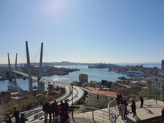 크루즈 승객들이 기항지 블라디보스토크의 명물 금각교 를 바라보고 있다. 전형철 기자