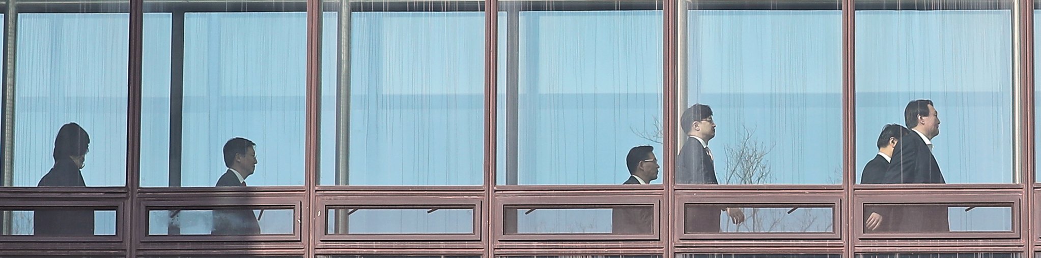 윤석열 검찰총장(오른쪽)이 10일 오후 서울 서초구 대검찰청 별관에서 참모진들과 식사를 마친 뒤 집무실로 향하고 있다. [연합뉴스]