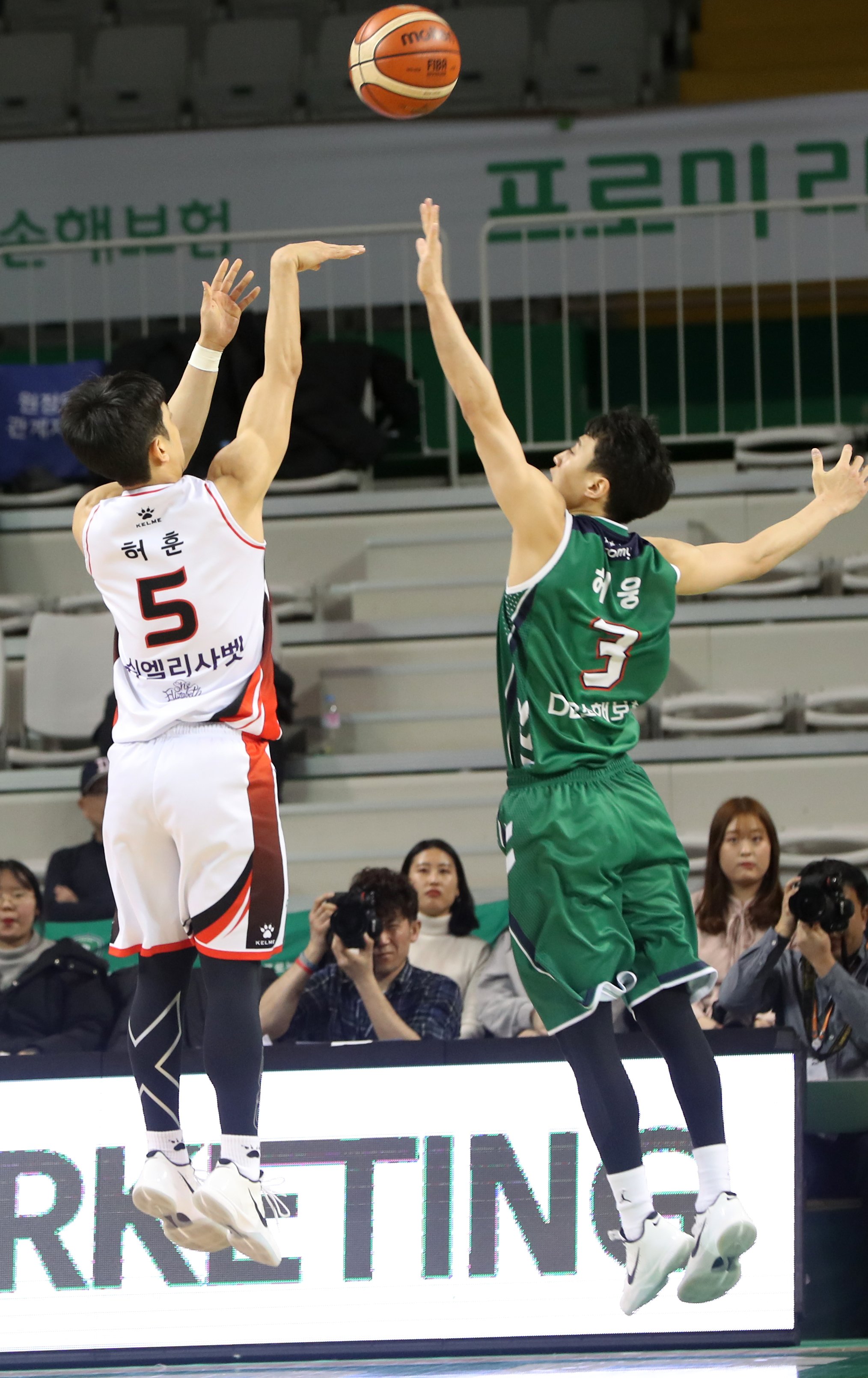 지난해 2월13일 강원 원주종합체육관에서 DB 허웅이 KT 허훈의 슛을 가로막고 있다. 형제는 이날 첫 맞대결을 펼쳤다. [연합뉴스]