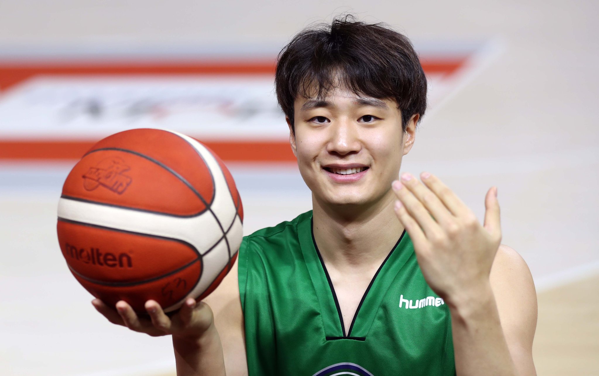 프로농구 DB 허웅은 19일 올스타전에서 동생 KT 허훈과 서로 상대 팀으로 맞붙는다. 허훈을 향해 도발하는 포즈를 취한 허웅. 변선구 기자