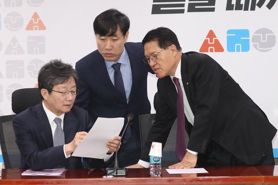 유승민(왼쪽) 새로운보수당 보수재건위원장, 하태경(가운데) 책임대표와 정운천 공동대표가 7일 오전 서울 여의도 국회 의원회관에서 열린 제2차 당대표단회의에서 이야기를 나누고 있다. [뉴스1]