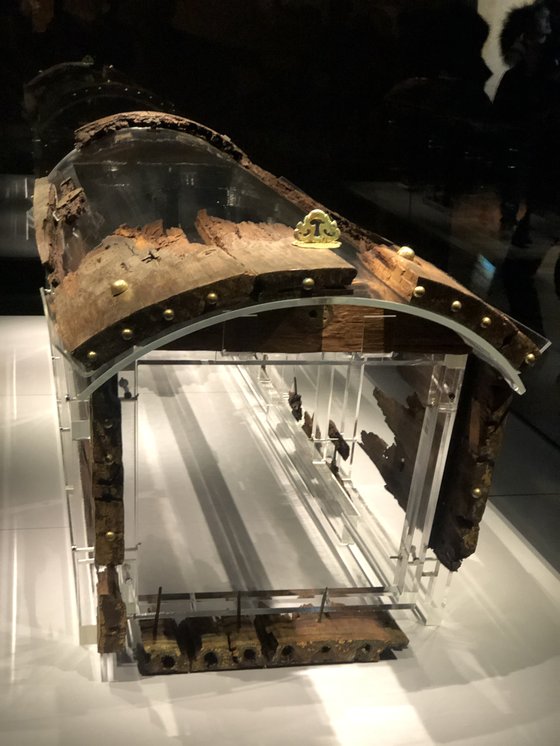 백제 무왕(재위 600~641)과 그의 왕비 무덤으로 추정되는 쌍릉 가운데 대왕릉의 무덤 방 안에서 나온 나무널(목관). 1917년 일제강점기 때 발굴된 지 103년 만인 10일 국립익산박물관 개관을 맞아 처음 공개됐다. 익산=강혜란 기자