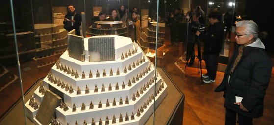 국립익산박물관 개관식이 열린 10일 전북 익산시 국립익산박물관에서 참석자들이 박물관 관계자의 설명을 들으며 전시실을 둘러보고 있다. [뉴스1]