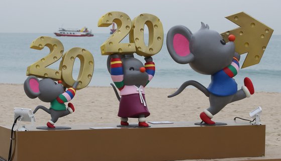 해와 달은 늘 뜨고 지는 것이기에 새해라고 유별나게 새로울 일도 없지만, 새로워지는 것은 우리의 마음이다. 유독 어떤 날 말 그대로 '날 잡고' 새로워지고자 하는 것이다. [중앙포토]