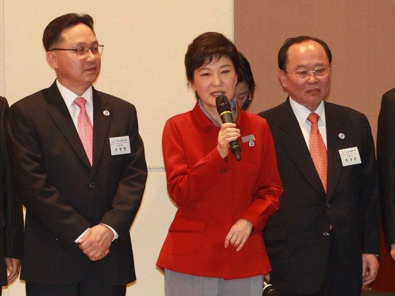 박근혜 전 대통령이 새누리당 비대위원장이었던 2012년 4월 국회 헌정기념관에서 열린 19대 총선 당선인대회에 참석해 인사말을 하고 있다. [중앙포토]