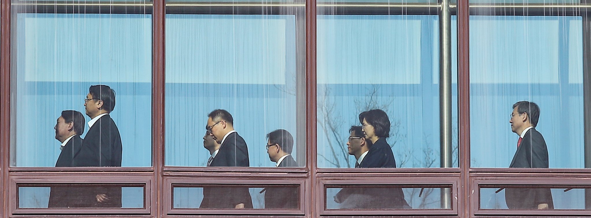 윤석열 검찰총장이 10일 현 참모진들과 마지막 점심 식사를 위해 서울 서초구 대검찰청 별관으로 향하고 있다.  왼쪽부터 윤석열 검찰총장, 강남일 차장검사, 한동훈 반부패·강력부장, 이원석 기획조정부장, 문홍성 인권부장, 복두규 사무국장, 노정연 공판송무부장, 한동수 감찰부장. [연합뉴스]