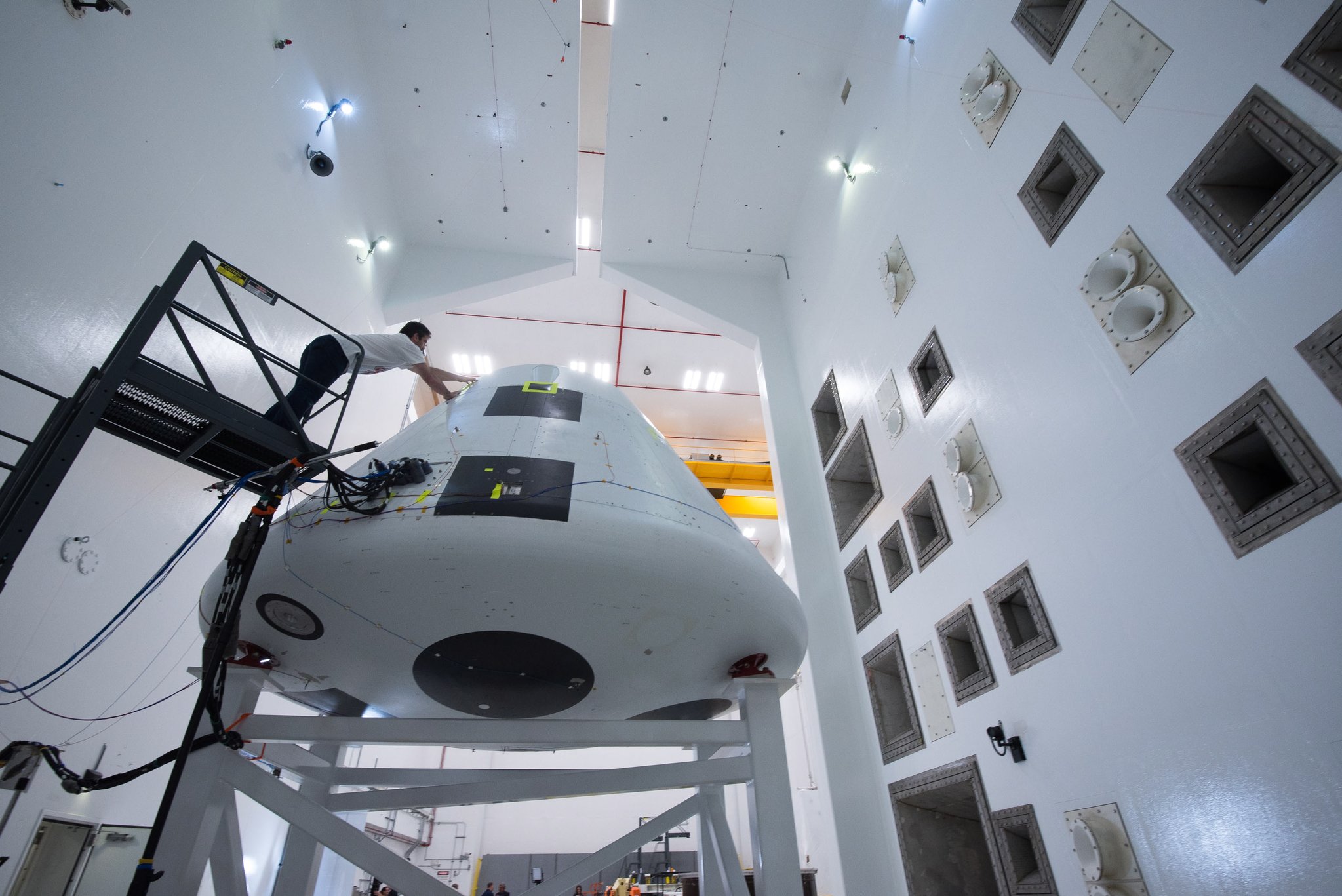 2018년 미국 오하이오 주 샌더스키에 있는 나사 우주환경단지(SEC)의 역방향 음향 실험 시설에서 나사 관계자가 우주인 탑승 공간인 오리온 캡슐을 점검하고 있다.[EPA=연합뉴스]