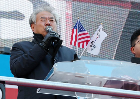 전광훈 한국기독교총연합회 대표회장 목사가 11일 서울 광화문 교보빌딩 앞에서 열린 '대한민국 바로 세우기 국민대회'에서 발언하고 있다. [뉴스1]