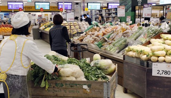 서울 시내 대형 마트 채소코너 모습. [뉴시스]