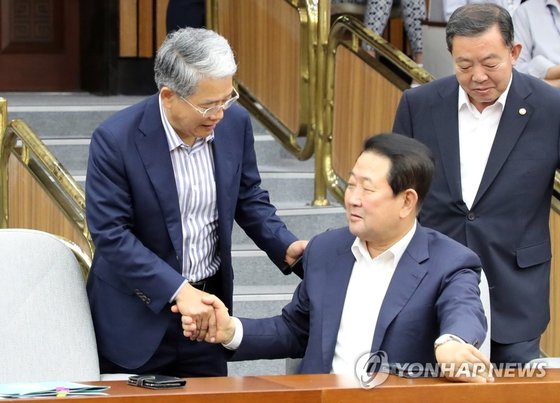 지난해 6월 바른미래당 김동철 의원이 국회에서 열린 의원총회에 참석하며 박주선 바른미래당 의원과 인사하고 있다. [연합뉴스]