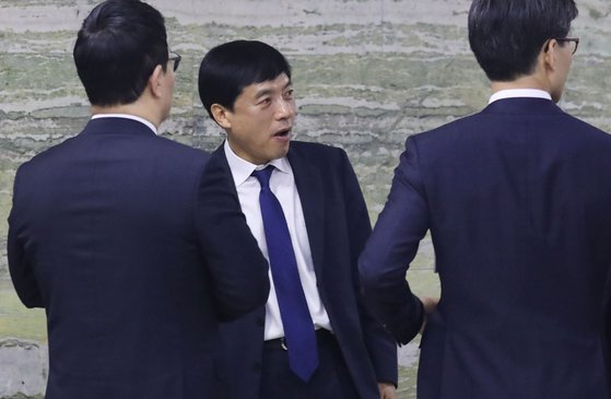 서울중앙지검장으로 임명된 이성윤 법무부 검찰국장이 9일 국회를 방문해 법제사법위원회 국무위원 대기실 앞에서 관계자들과 대화하고 있다. [연합뉴스]