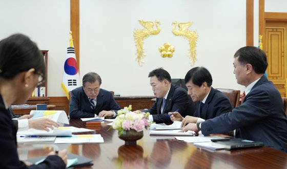 문재인 대통령이 지난해 11월 8일 오후 청와대에서 김오수 법무부 차관, 이성윤 검찰국장으로부터 '검찰개혁 추진 경과 및 향후계획'에 대한 보고를 받고 있다. [연합뉴스]