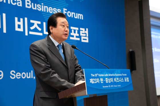 김무성 국회의원(한·중남미의회외교포럼 회장)이 지난해 11월 29일 서울 코엑스에서 열린 '제23차 한·중남미 비즈니스 포럼'에서 축사를 하고 있다. [연합뉴스]