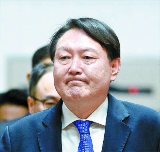 윤석열 검찰총장이 2일 오후 서울 서초구 대검찰청에서 열린 2020년도 신년다짐회에 입장하고 있다. [뉴스1]