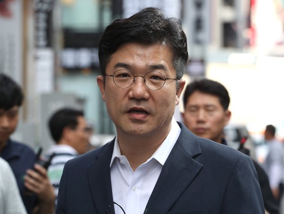 정치자금법 위반 혐의로 1,2심에서 모두 유죄(집행유예)를 선고받은 송인배 전 청와대 정무비서관의 모습. [연합뉴스]