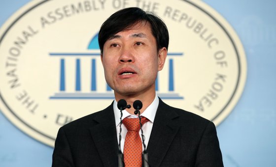 하태경 새로운보수당 책임대표가 13일 국회 정론관에서 혁신통합추진위원회 및 정계개편 관련 기자회견을 하고 있다. [연합뉴스]