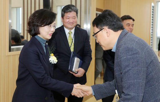 노정연(왼쪽) 신임 전주지검장이 13일 전북 전주시 만성동 전주지검 대회의실에서 열린 취임식에서 직원들과 악수하고 있다. 가운데는 최용훈 전주지검 차장검사. [뉴스1]