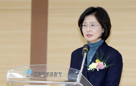 노정연 신임 전주지검장이 13일 전북 전주시 만성동 전주지검 대회의실에서 열린 취임식에서 취임사를 하고 있다. [뉴스1]