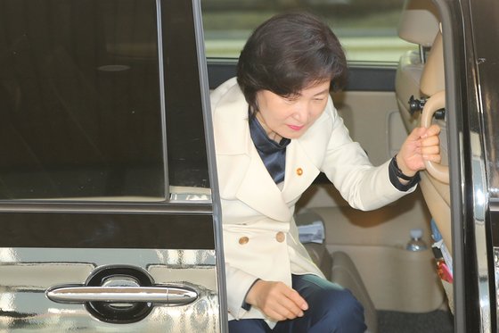 추미애 법무부 장관이 14일 오전 정부과천청사 법무부로 출근하고 있다. [연합뉴스]