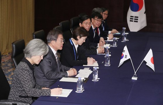 제7차 한·중·일 정상회의 참석을 위해 중국 쓰촨성 청두를 방문 중인 문재인 대통령(왼쪽 두 번째)이 지난해12월 24일(현지시간) 아베 신조 일본 총리와 정상회담을 하고 있다. [청와대사진기자단]