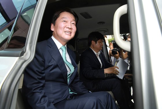 2018년 7월 여의도에서 열린 간담회를 마치고 차량에 올라 인사하는 안철수 전 위원 [연합뉴스]