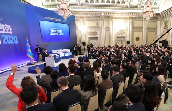 문재인 대통령이 14일 오전 청와대 영빈관에서 열린 신년 기자회견에서 외신 기자 질문을 받고 있다. [연합뉴스]