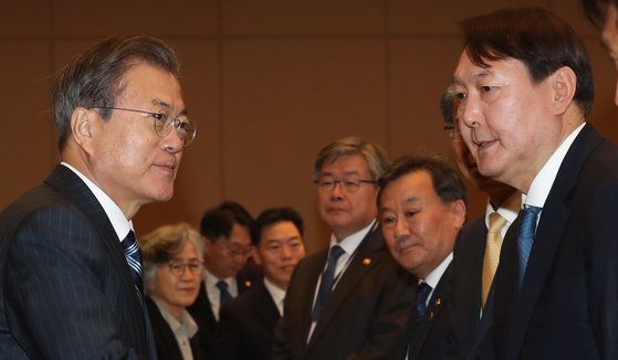 문재인 대통령과 윤석열 검찰총장이 8일 오후 청와대에서 열린 반부패정책협의회에서 인사하고 있다. [청와대사진기자단]