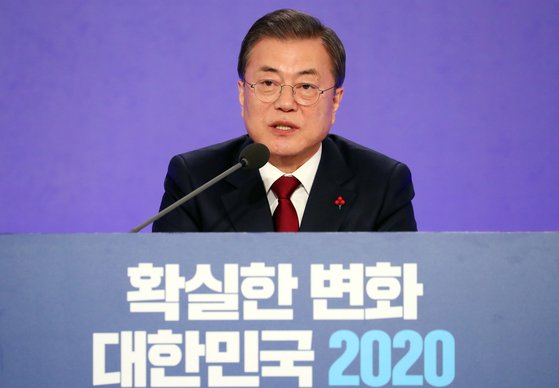 문재인 대통령이 14일 청와대 영빈관에서 열린 2020 대통령 신년기자회견에 참석해 취재진의 질문에 답변하고 있다. [뉴시스]