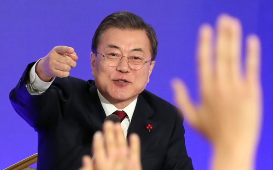 문재인 대통령이 14일 오전 청와대 영빈관에서 열린 2020 신년 기자회견에서 질문을 요청하는 기자를 지정하고 있다. [연합뉴스]