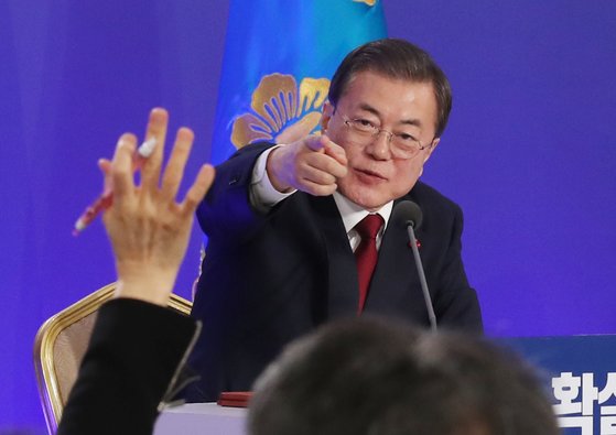 문재인 대통령이 14일 청와대 영빈관에서 열린 신년기자회견에서 질문을 위해 손을든 기자를 지목하고 있다. 청와대사진기자단.