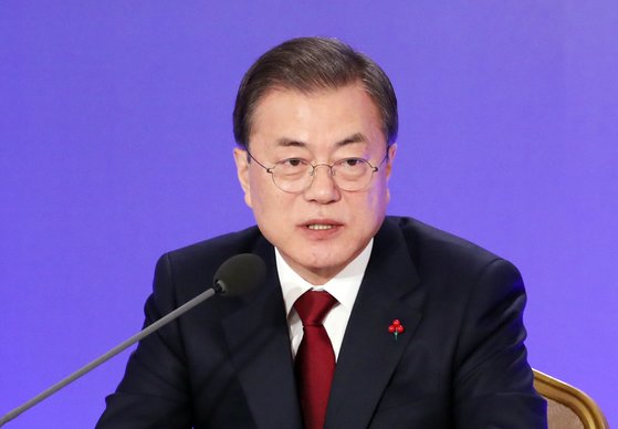 문재인 대통령이 14일 오전 청와대 영빈관에서 열린 2020년 신년 기자회견에서 취재진 질문에 답하고 있다. [연합뉴스]