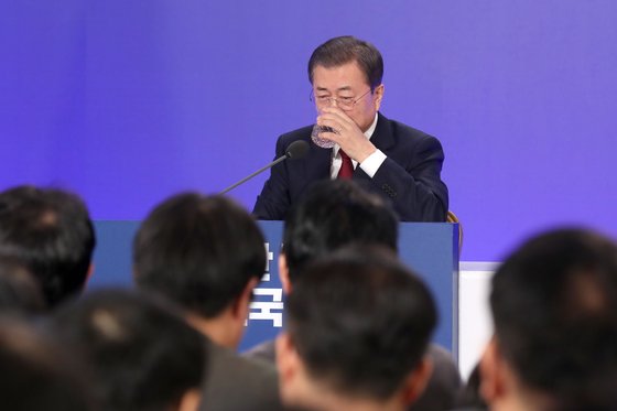 문재인 대통령이 14일 청와대 영빈관에서 열린 신년기자회견 도중 물을 마시고 있다. 청와대사진기자단