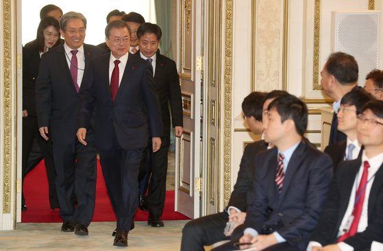 문재인 대통령이 14일 신년 기자회견이 열린 청와대 영빈관에 입장하고 있다. 청와대사진기자단