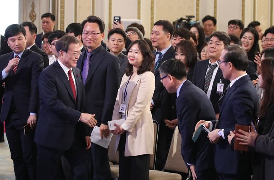 문재인 대통령이 14일 오전 청와대 영빈관에서 열린 2020년 신년 기자회견에 입장하고 있다. [연합뉴스]