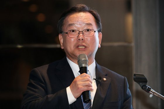 김부겸 더불어민주당 의원이 11일 오후 대구 수성구 범어동 그랜드호텔에서 열린 '정치야 일하자' 출판기념회에서 참석자 소개를 이어가고 있다. [뉴스1]