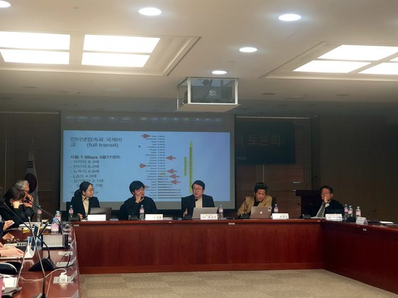 15일 국회의원회관에서 열린 스타트업 규제개혁토론회. 왼쪽부터 송명진 스타트업얼라이언스 전문위원, 박태훈 왓챠 대표, 최성진 코리아스타트업포럼 대표, 박경신 고려대 법학전문대학원 교수. 정원엽 기자