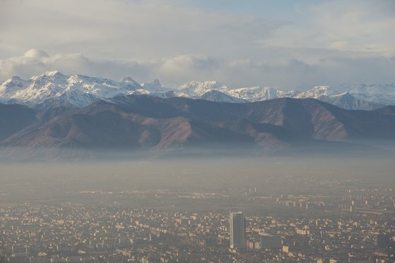 잿빛 스모그가 이탈리아 북부의 튜린 시내를 뒤덮고 있다. [사진 AP]