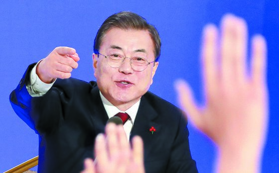 문재인 대통령이 14일 오전 청와대 영빈관에서 열린 2020 신년 기자회견에서 질문을 요청하는 기자를 지정하고 있다. [연합뉴스]