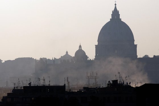 굴뚝에서 나오는 연기와 스모그 등이 로마 시내를 뒤덮고 있다. [사진 AP]
