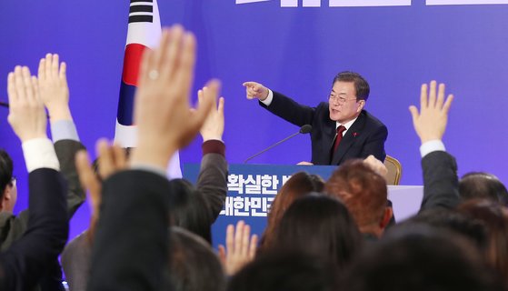 문재인 대통령이 14일 청와대 영빈관에서 열린 신년기자회견에서 질문을 위해 손을든 기자를 지목하고 있다.[청와대사진기자단]
