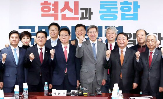 박형준 혁신통합추진위원장(앞줄 왼쪽 여섯번째)과 참석자들이 14일 오전 국회 의원회관에서 열린 혁신통합추진위원회 1차 회의에서 기념촬영을 하고 있다. 〈br〉〈br〉  앞줄 왼쪽 세번째부터 새로운보수당 지상욱 의원, 정운천 의원, 자유한국당 김상훈 의원, 박 위원장 [연합뉴스]