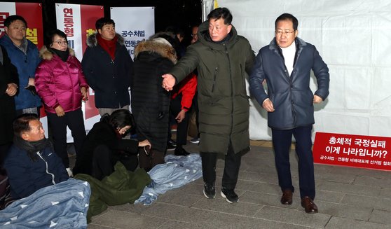 홍준표 전 자유한국당 대표가 지난해 11월 25일 서울 청와대 분수대 앞에서 단식농성 중인 황교안 자유한국당 대표를 찾아 면담을 마친 뒤 천막에서 나오고 있다. [뉴스1]