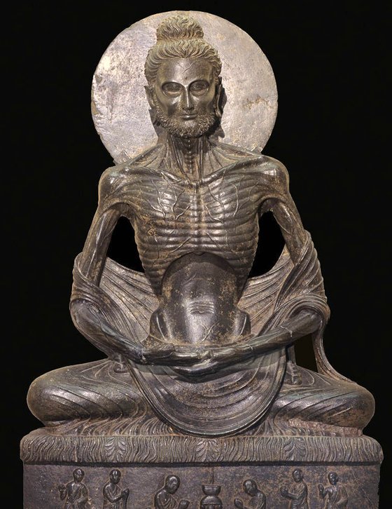 파키스탄의 라호르 박물관에 있는 붓다의 고행상. 뱃가죽을 만지면 등뼈가 잡히고, 등을 만지면 뱃가죽이 잡혔다는 경전이 기록이 실감난다. 살갗 위로 드러난 핏줄이 붓다의 고행을 보여주고 있다. [중앙포토]