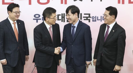 새로운보수당 하태경 책임대표(오른쪽 두 번째)가 7일 국회 자유한국당 황교안 대표(왼쪽 두 번째) 찾아 인사하고 있다. 왼쪽부터 자유한국당 김성원 의원, 황 대표, 새로운보수당 하 대표, 정운천 의원. 임현동 기자